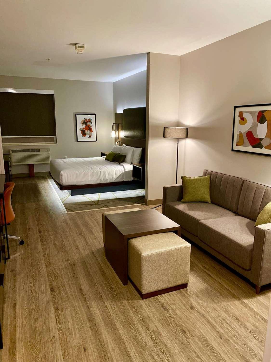 Western Riata 5* Brownwood