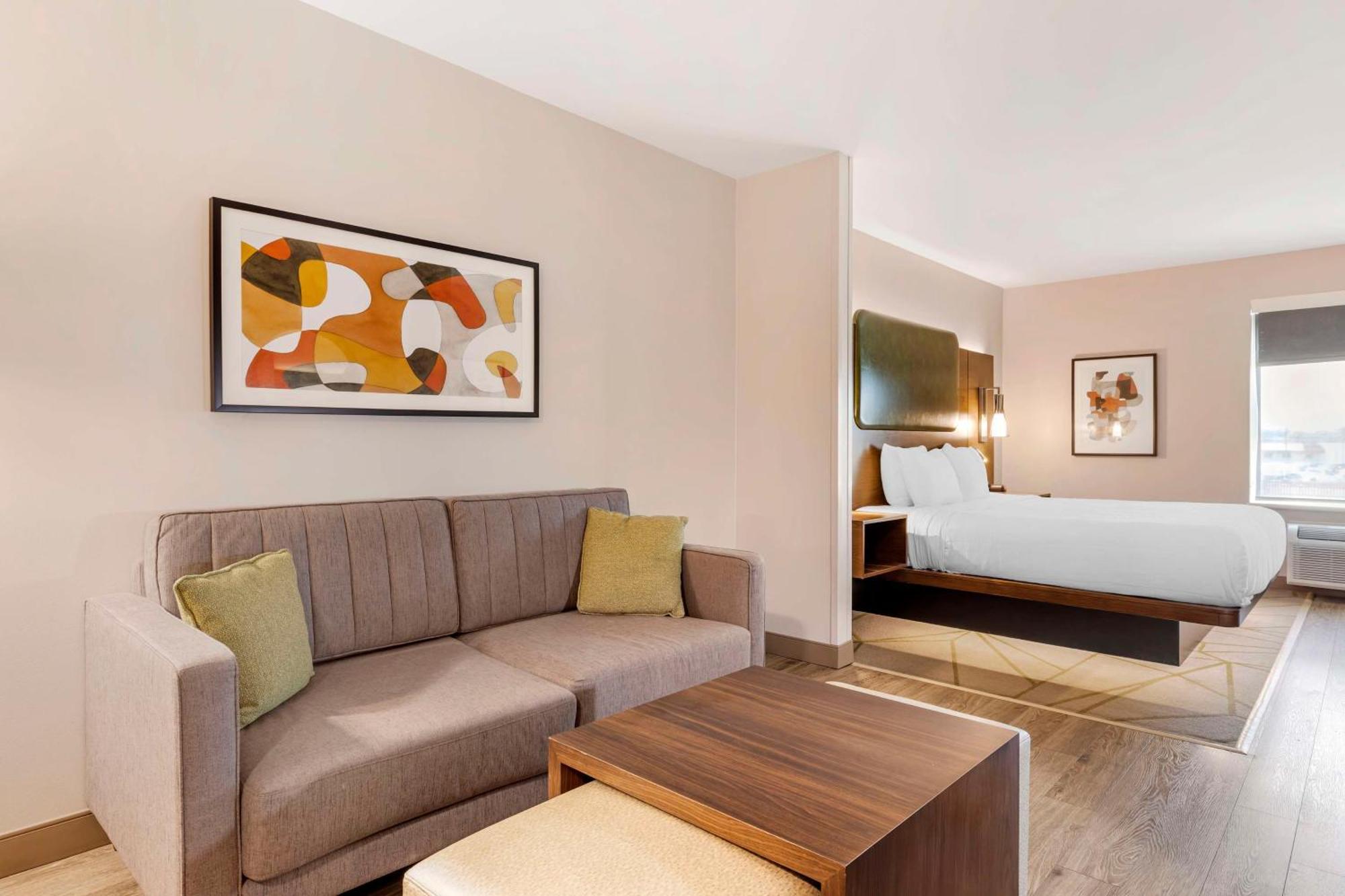 Western Riata Hotel 5*